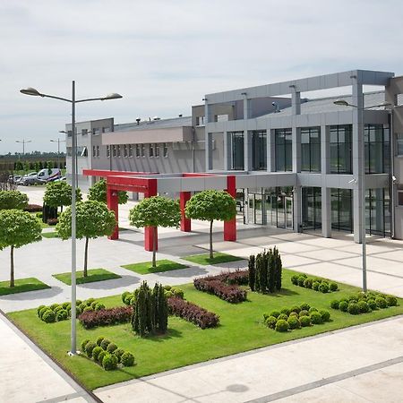 סטארה פאזובה Hotel Srbija Lux מראה חיצוני תמונה